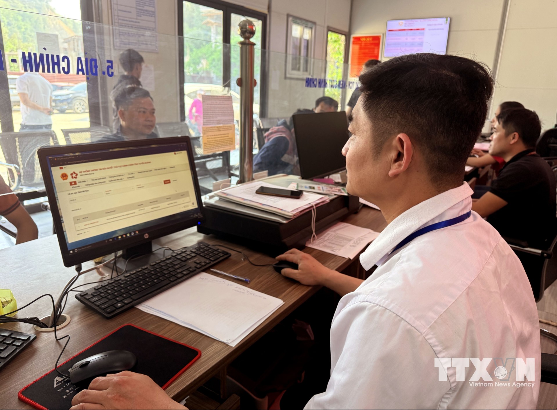 Giải quyết thủ tục hành chính trực tuyến cho người dân xã biên giới Lũng Cú, Tuyên Quang. (Ảnh: Đức Thọ/TTXVN)
